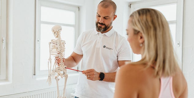 Eine ausführliche Anamnese und Diagnostik legt den Grundstein für eine erfolgreiche Behandlung. Sie bildet immer den ersten Schritt, um weiterführende Maßnahmen zur Behandlung einzuleiten.